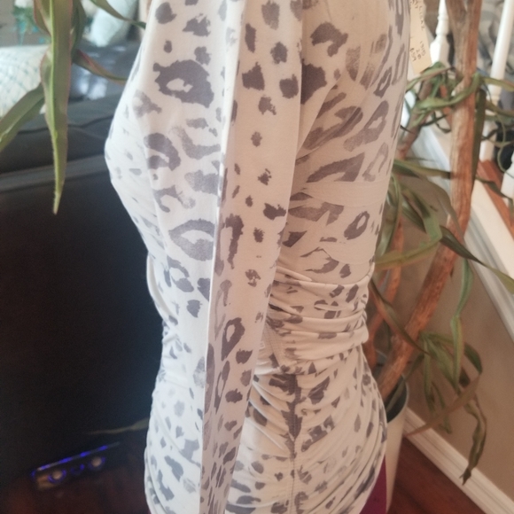 New Animal print ruched top - Picture 3 of 8